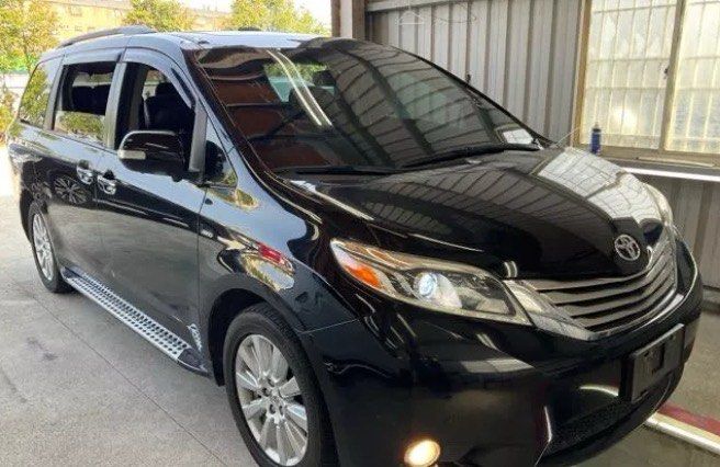 由 pipi1108cc (刊登 ID 1381533787，圖片 1) 提交，位於 台中市 (Taichung) 的 Toyota Sienna 2017款 LIMITED 黑色 🔍️售價：43萬 🔍️出廠：2017年 🔍️行駛里程：10萬公里 🔍️乘客數：5門8座 🔍️排氣量：3.5L (類別：汽車出售)，說明：🔍️廠牌型號：Toyota Sienna 2017款 LIMITED 黑色 🔍️售價：43萬 🔍️出廠：2017年 🔍️行駛里程：10萬公里 🔍️乘客數：5門8座 🔍️排氣量：3.5L 🔍️引擎燃料：汽油 🔍️驅動方式：2WD 🔍️變速系統：手自排 ★重要資訊★ 車輛均有第三方認證 ⭕️專業鑑定⭕️合格認證 ⭕️檢定報告⭕️一覽無疑 📣便宜賣🚫無事故🚫無泡水🚫無待修 提供💯完整第三方認證合格檢驗報告 保證✅實車實價✅車況透明✅安心購車 ★提供車況原始表 ★車況與認證表不符，退車並全額退費 ◎歡迎私訊預約賞車◎ ★早上10點到晚上18點 ★