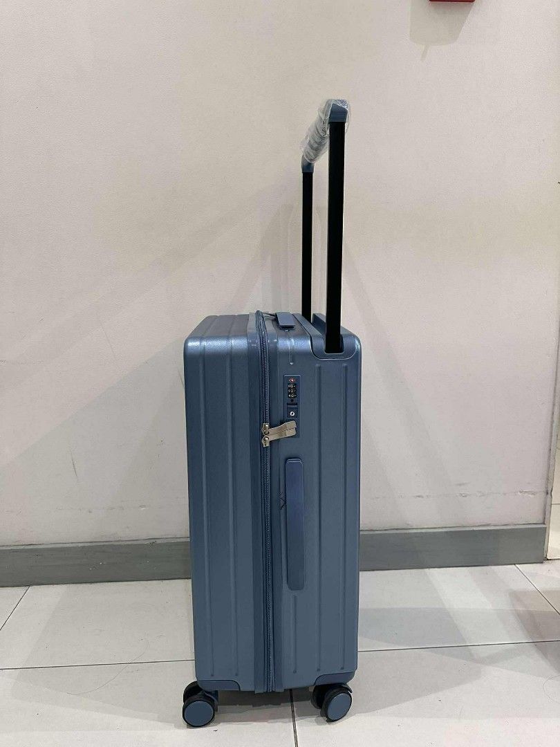 Travel basic 24 inches luggage Blue (Category: Luggage) located in Paranaque City. Submitted by daniertoystore (Listing ID 1381645142, Image 3). Description: TSA lock hard case.