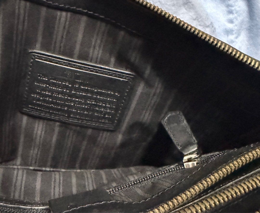 Tumi clutch (Category: Luxury Bags & Wallets) located in Cavite. Submitted by bagmarley (Listing ID 1381494616, Image 3). Description: Tumi Clutch Original All leather .
