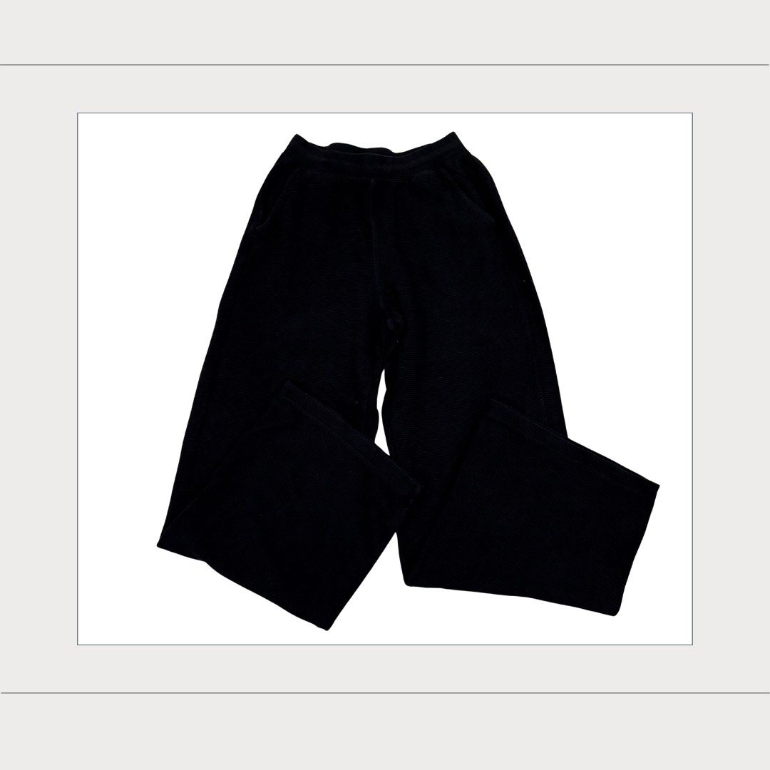 Uniqlo Ultra Stretch Waffle Pants (Category: Other Bottoms) located in San Juan City. Submitted by beyondtherack (Listing ID 1381628040, Image 2). Description: Available in White and Black.