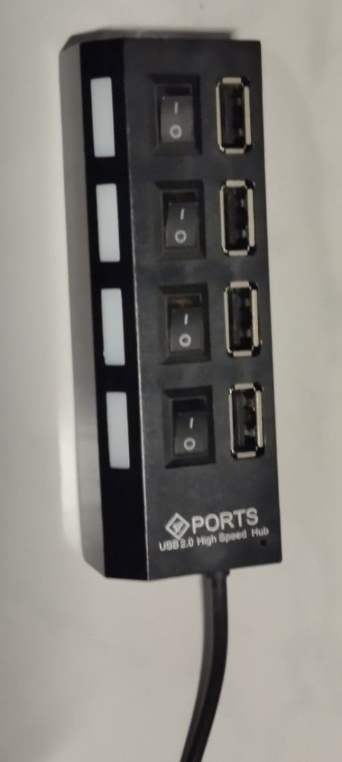 由 allenteeming (刊登 ID 1381622574，圖片 1) 提交，位於 台北市 (Taipei) 的 華顧USB2.0高速擴充一拖四接口分線器附獨立開關，適用筆記型桌上型電腦。 (類別：轉接線及轉換器)，說明：華顧USB2.0高速擴充一拖四接口分線器附獨立開關，適用筆記型桌上型電腦。 品牌：華顧。 規格&尺寸：參考圖三~五。 USB線長約50cm。 測試後就收到櫃內...。 商品實體與狀況（良好）如圖一~二。 大功率元件需外接電源（參考圖三），不適用於充電。 非新品，要求完美請勿下單，售出不退不保不含運費。 自取需配合賣家時間與地點。。