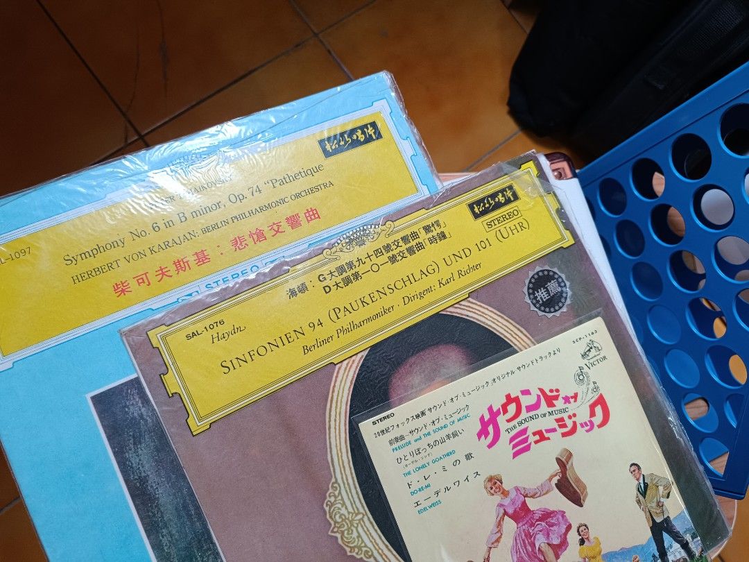 由 bprvgd1234 (刊登 ID 1378201438，圖片 1) 提交，位於 高雄市 (Kaohsiung) 的 黑膠3片合賣附清潔工具 (類別：音樂播放裝置 MP3及CD 播放器)，說明：（機器賣完）黑膠狀況如圖，可以正常聽，給清潔黑膠工具。。