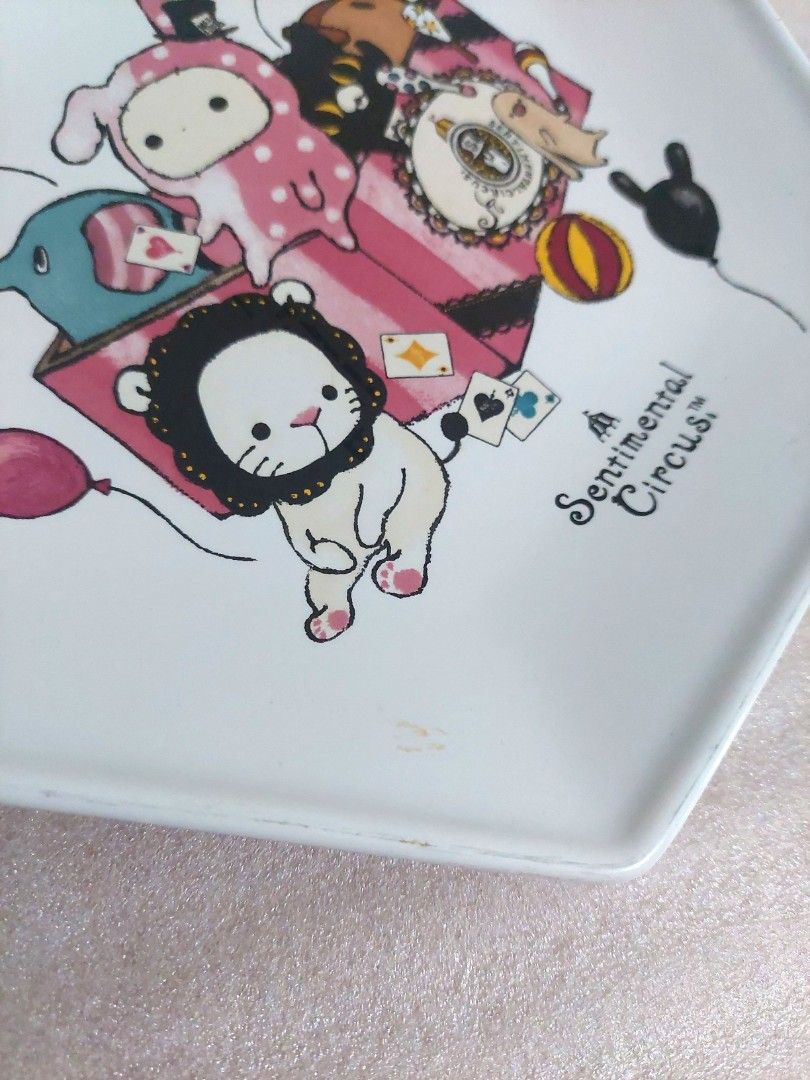 由 happybuyeveryday (刊登 ID 1378226959，圖片 3) 提交，位於 台中市 (Taichung) 的 深情馬戲團六角拼盤大餐盤/擺飾收納盤 (類別：餐具和餐具)，說明：深情馬戲團六角拼盤大餐盤/擺飾收納盤 ▪︎尺寸約長20寬23.5cm 二手品☆有痕跡☆詳細介紹請看圖片 喜歡可直接下單 需要併單歡迎聊聊。