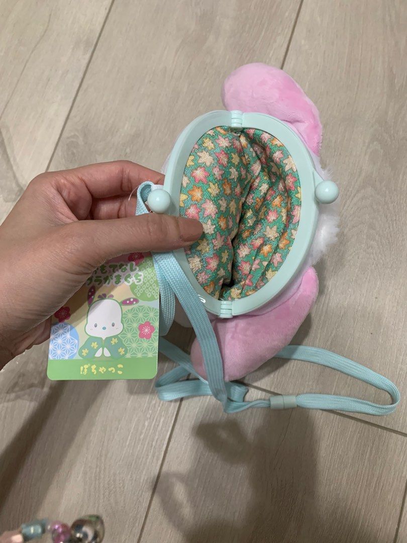 由 momi_life (刊登 ID 1378255688，圖片 2) 提交，位於 桃園市 (Taoyuan) 的 三麗鷗 帕恰狗側背包包 (類別：嬰兒及兒童流行時尚)，說明：日本帶回，買回家結果小孩不喜歡， 沒有背過，但不知道怎樣，背部有一點髒污，不介意再下單 📌二手商品多少有使用痕跡， 高標者請繞道，售出不退換，謝謝！ 。