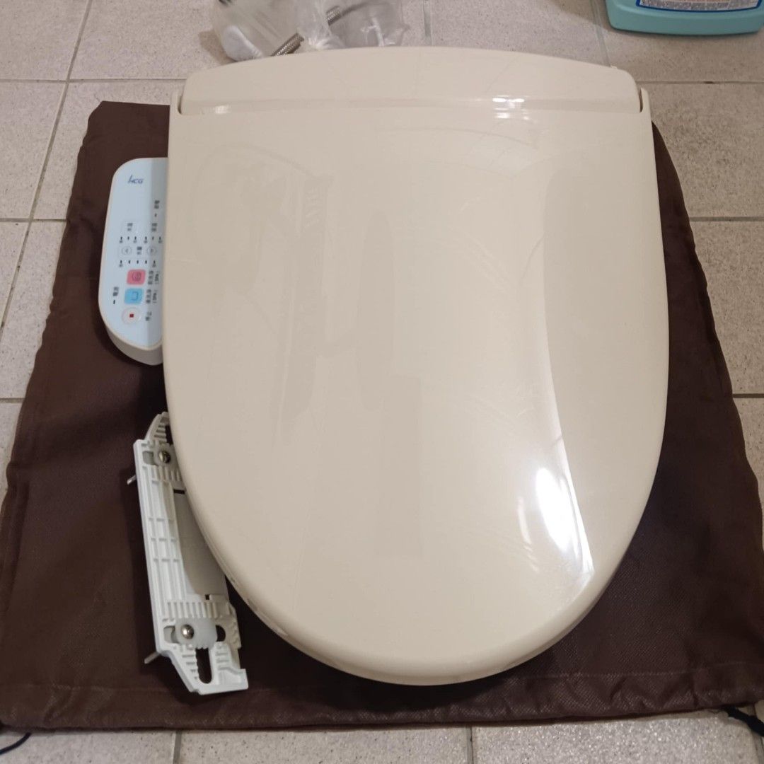 由 kelen0972 (刊登 ID 1378258977，圖片 1) 提交，位於 台北市 (Taipei) 的 免治馬桶 (類別：浴室、廚房用品配件)，說明：9.5新用不到一個月就拆下 有急速感溫功能 坐上馬桶不冰涼。