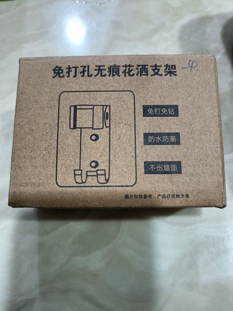 由 kelen0972 (刊登 ID 1378278602，圖片 1) 提交，位於 台北市 (Taipei) 的 免打孔支架（銀） (類別：床具浴巾)，說明：（全新）太空鋁支架。