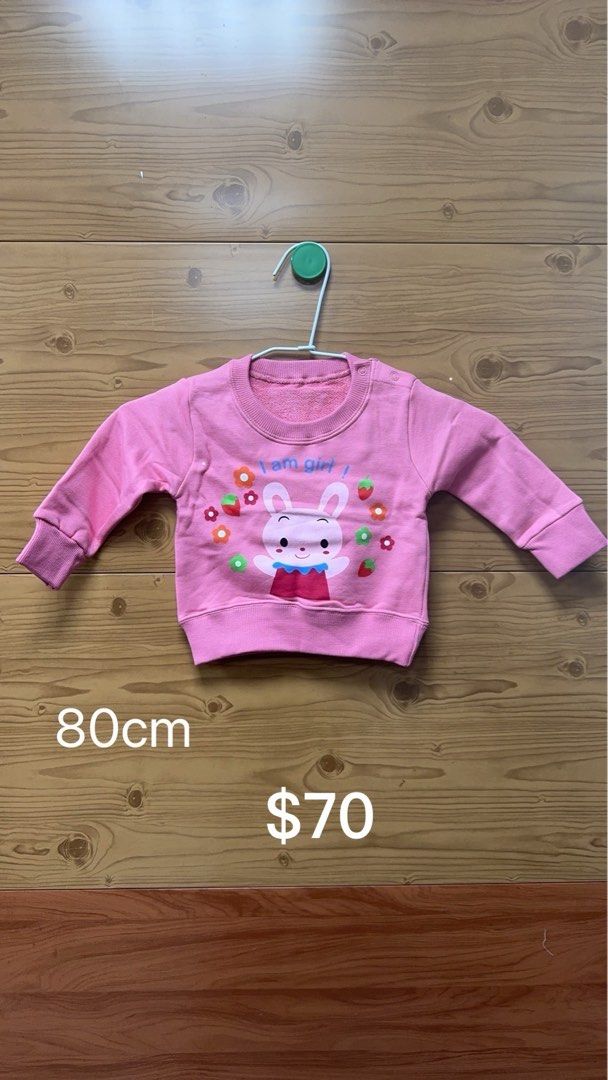 由 2ndbabysuitandnew (刊登 ID 1378305705，圖片 1) 提交，位於 彰化縣 (Changhua) 的 可愛兔子粉色上衣 (類別：嬰兒及兒童流行時尚)，說明：這是一件超可愛的粉色長袖上衣，尺寸80cm，正面印有笑臉小兔搭配「I am girl！」字樣，活潑又有朝氣，女童穿上可愛度爆表！柔軟棉料舒適不刺激，適合日常外出或居家穿搭。。