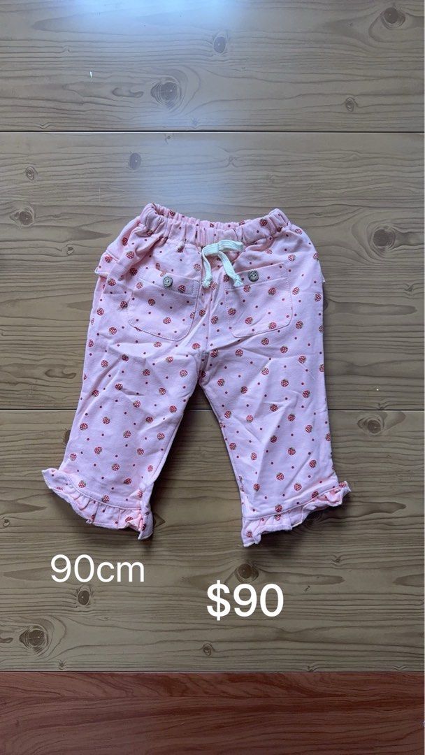 由 2ndbabysuitandnew (刊登 ID 1378307730，圖片 1) 提交，位於 彰化縣 (Changhua) 的 可愛日系草莓粉色長褲 (類別：嬰兒及兒童流行時尚)，說明：這是一件日系風的粉色長褲，搭配著精緻得小草莓圖案，充滿著甜美的氣息，前面還有兩個小口袋，腰部彈性設計搭配抽繩，穿脫方便。非常適合日常穿搭、出門遊玩。限量一件，要買要快❗️。