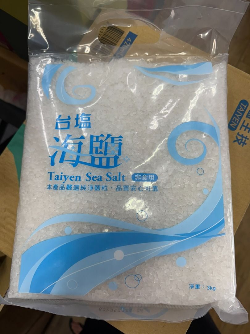 由 mango168 (刊登 ID 1378219225，圖片 2) 提交，位於 高雄市 (Kaohsiung) 的 <<一單限一箱！>> 台鹽 海鹽 粗鹽 沐浴鹽 泡澡 洗淨 清潔 軟水鹽 [非食用] ( 3 KG/包 * 5 包/箱) (類別：清潔劑)，說明：<每張單限一箱出貨，超過數量訂單不會被接受> 台塩非食用級海鹽 封面照片為整箱外包裝, 內含 5 包 (照片一) . 此為 ( 3 KG/包 * 5 包/箱) 賣場, 由 宅配通 配送（含75元）運費 宅配通 寄件叮嚀: 1. 常溫貨件規格：長+寬+高≦150公分(含)以下。 2. 貨件重量：限20公斤(含)以下。 欲購買單包者, 請前往另一賣場. ※若需求量多, 請先留言確認可到貨時間, 以免延誤, 謝謝.。