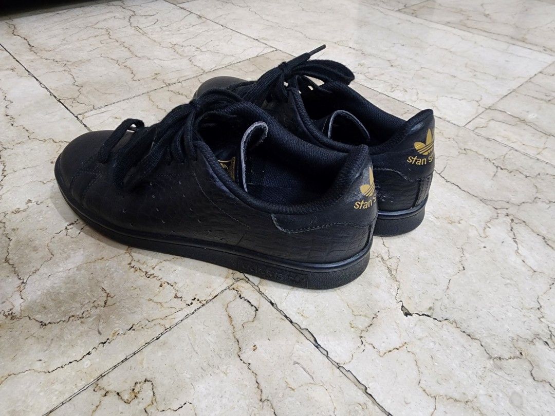 Adidas Stan Smith sneakers (Category: Sneakers) located in Quezon City. Submitted by letsraidclosets (Listing ID 1378231819, Image 3). Description: Original Stan Smith sneakers and in leather stamped animal skin pattern, barely used and minimal signs of use that are mostly dirt that can be wiped off (before shipping, this will be cleaned) Size 6 men's, and size 8 for womens.