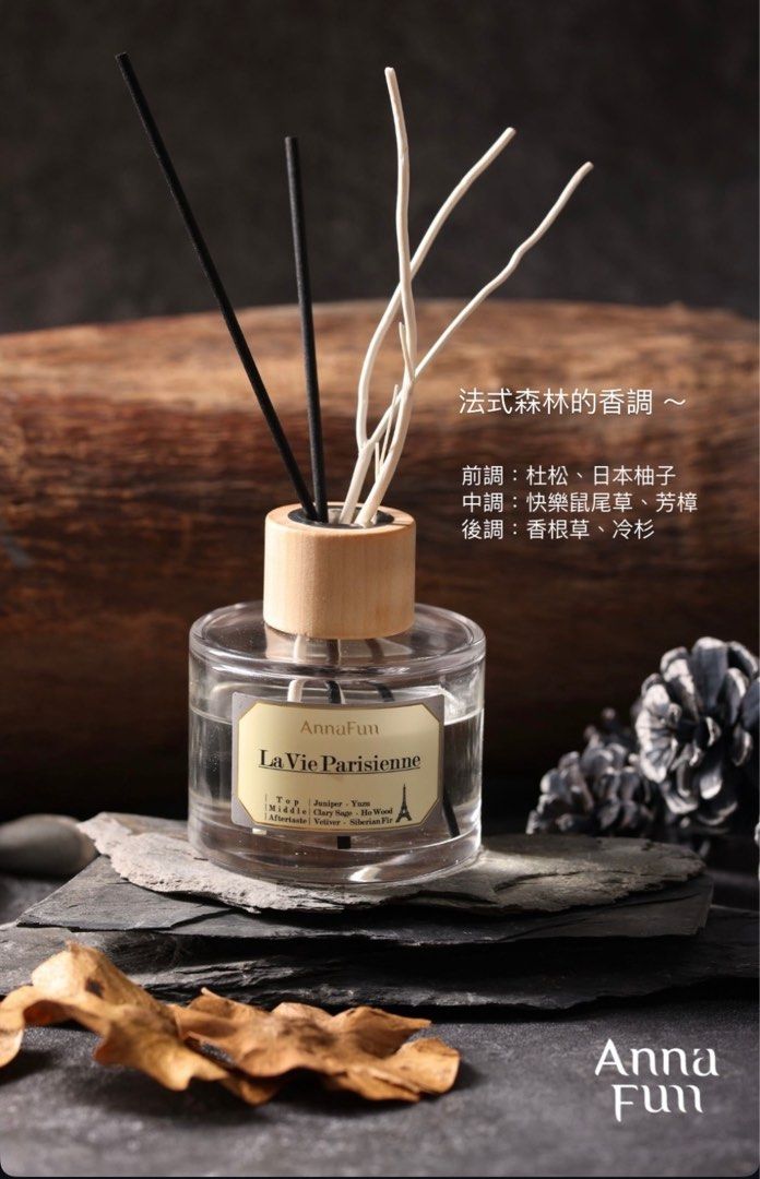 由 wendiii_wen (刊登 ID 1378296668，圖片 1) 提交，位於 台南市 (Tainan) 的 AnnaFum 法式森林擴香瓶 僅附黑色擴香棒 (類別：居家香薰)，說明：國際IFRA認證｜法國調香師調配｜AnnaFum經典擴香 ◾️香調介紹 ◾️【La Vie Parisienne 法式森林 擴香】 前調｜杜松、日本柚子 中調｜快樂鼠尾草、芳樟 後調｜香根草、冷杉 - ◾️成分介紹 容量: 8ml ±1% 成分: 溶劑、IFRA認證頂級香精、酒精 製造日期: 2023年 保存期限: 三年。