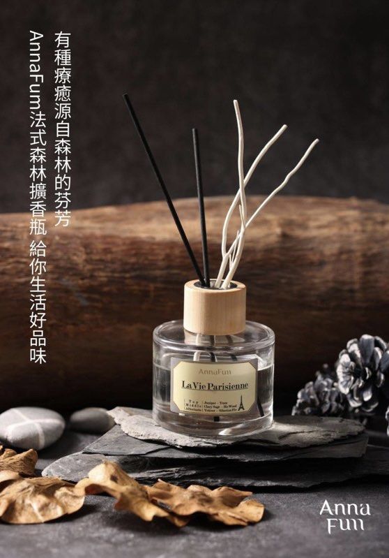 由 wendiii_wen (刊登 ID 1378296668，圖片 2) 提交，位於 台南市 (Tainan) 的 AnnaFum 法式森林擴香瓶 僅附黑色擴香棒 (類別：居家香薰)，說明：國際IFRA認證｜法國調香師調配｜AnnaFum經典擴香 ◾️香調介紹 ◾️【La Vie Parisienne 法式森林 擴香】 前調｜杜松、日本柚子 中調｜快樂鼠尾草、芳樟 後調｜香根草、冷杉 - ◾️成分介紹 容量: 8ml ±1% 成分: 溶劑、IFRA認證頂級香精、酒精 製造日期: 2023年 保存期限: 三年。