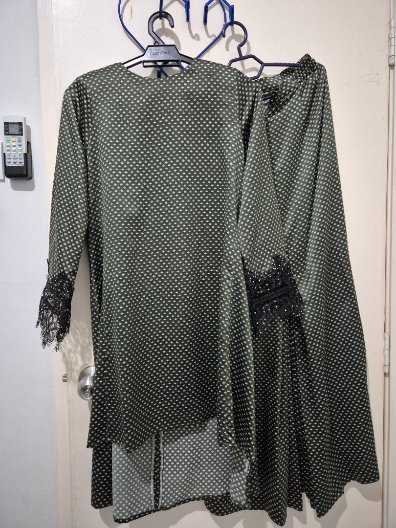 Ariani kurung XS (Category: Baju Kurung & sets) located in Kuala Lumpur. Submitted by normizs (Listing ID 1378193621, Image 1). Description: Item condition as pictured Worn few times. Couldnt fit in anymore Material soft satin .