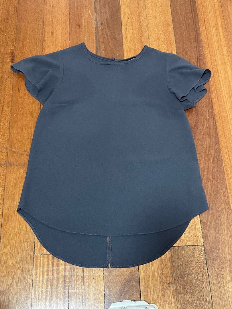 Authentic Dorothy Perkins Dark Gray Blouse (Category: Blouses) located in Quezon City. Submitted by mnl.declutter (Listing ID 1378197616, Image 1). Description: Authentic Dorothy Perkins Dark Gray Blouse •in good condition •has some himulmol but barely noticable Size guide •shoulder width ≈ 13 in •width ≈ 17 in •length ≈ 22.5 in •back length ≈ 25.5 •sleeve length ≈ 6 in DM for any questions or inquiries! 😊 MOP - Gcash SF - c/o buyer.