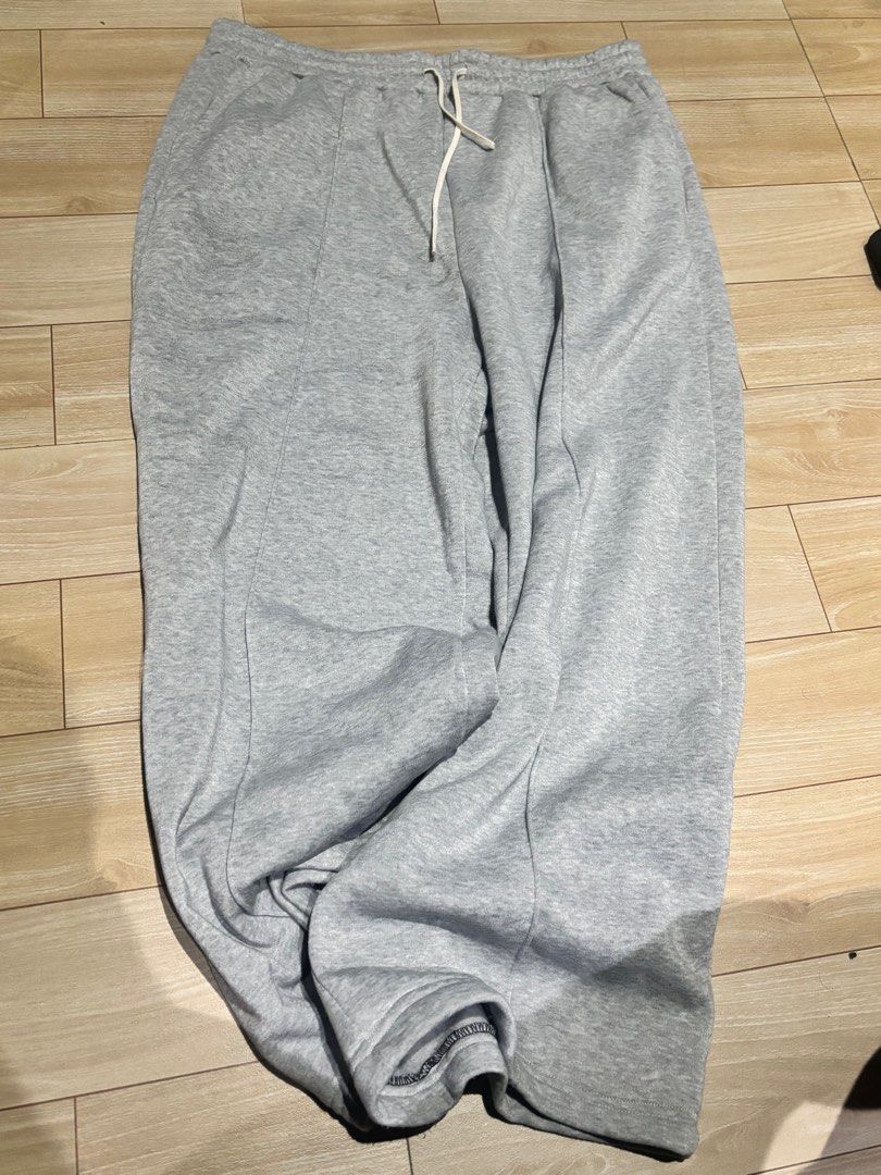 Baggy Sweatpants (Category: Joggers) located in Pasay City. Submitted by darvindc (Listing ID 1378260835, Image 1). Description: GU Cuffed Jogging Pants - 800 pesos SHEIN Baggy Joggers - 500.