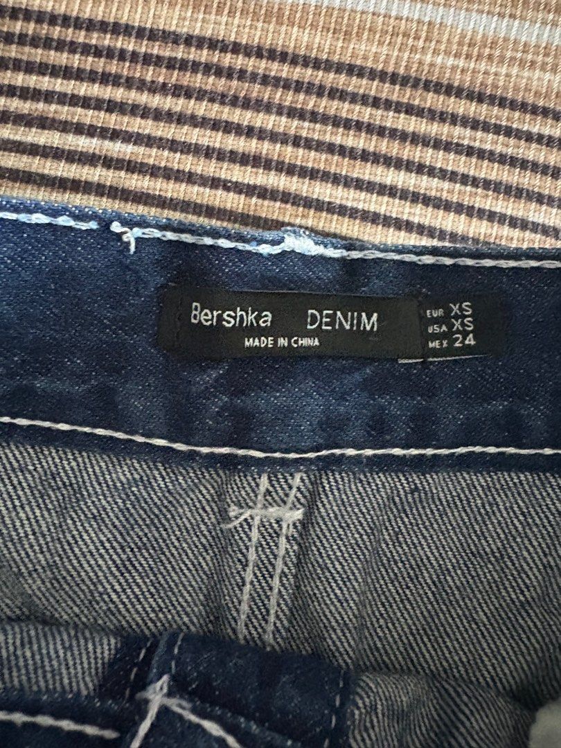BERSHKA Denim Skirt (Category: Skirts) located in Pasig City. Submitted by declutterwithmaria (Listing ID 1378202555, Image 2). Description: Size: XS US (02) Good as new.