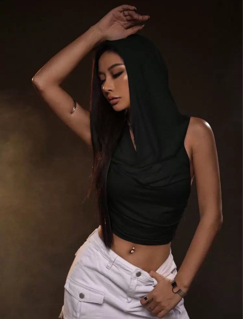 Y2K Black Hooded Crop Top (Category: Sleeveless) located in Singapore. Submitted by kunikazushi (Listing ID 1378240870, Image 1). Description: Hooded top, wore once for a concert but never worn since then, I do paynow/cash - can meet at your convenience but won’t nego price 🙏.