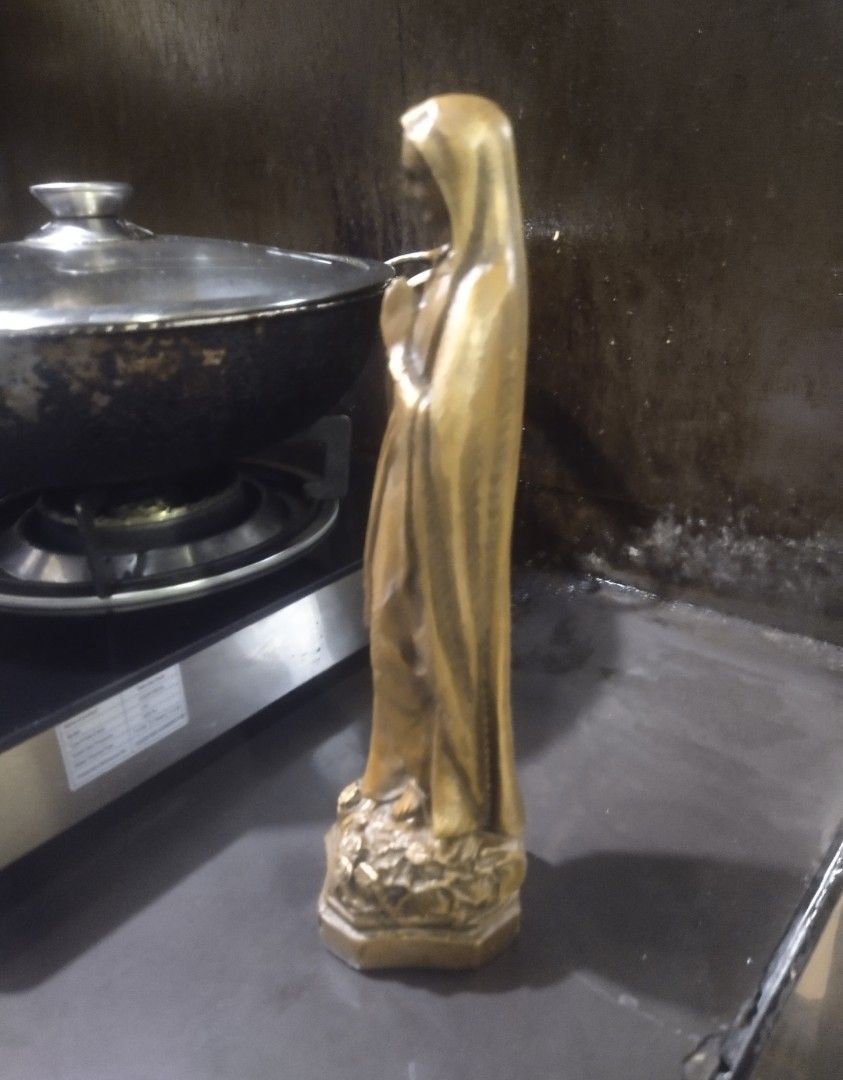 Brass mama Mary statue display (Category: Religious Items) located in Manila. Submitted by kurukutuk (Listing ID 1378294979, Image 3). Description: brass mama Mary statue display 12 x 3 inches HxL made of brass.