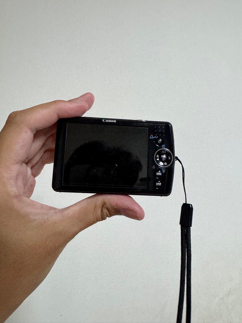 由 jerrywu0417 (刊登 ID 1378305464，圖片 2) 提交，位於 高雄市 (Kaohsiung) 的 CCD相機 Canon IXUS 65 (類別：相機)，說明：收藏許久的Canon IXUS 65 CCD相機 只使用了幾次 機況十分良好 螢幕顯示、各項參數設定、鏡頭均正常 附：原廠電池1顆、副廠電池2顆、2GB記憶卡1張、相機收納包1個、電池充電座1台 如有意願，價錢仍可議！。