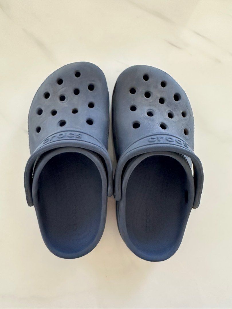 由 xyandzed (刊登 ID 1378219301，圖片 3) 提交，位於 台北市 (Taipei) 的 Crocs Navy Kids Size 12 (類別：嬰兒及兒童流行時尚)，說明：有太多不愉快的交易經驗， 吃了不少虧，所以逼不得已只好設置這些交易規則，可以接受以下規則再下單. 1. 我保留最終接受訂單及出貨與否之權利。沒禮貌，平價少，平價差或完美主義者，謝絕交易。 2. 不議價，沒最低價，沒多件優惠，不換物. 3. 商品售出後恕不接受退換貨 4. 商品狀況如圖所示。檢查出任何瑕疵或污漬均會拍照上傳. 完美主義者，請三思. 商品狀況已反應在價格上。 5. 為求公平，商品不做保留也沒有貨到付款服務. 優先付款者將有優先購買之權利。 6. 因為不做保留, 欲購買商品，請確保您可立刻線上轉帳。遇過太多買家說要然後消失. 7. 收到匯款後，3天內會將商品寄出. 8. 欲購買者，請清楚表達你要購買。不要只有出價功能，請清楚說明。 9. 回購的買家，為了避免不必要的麻煩，請在等我確保可