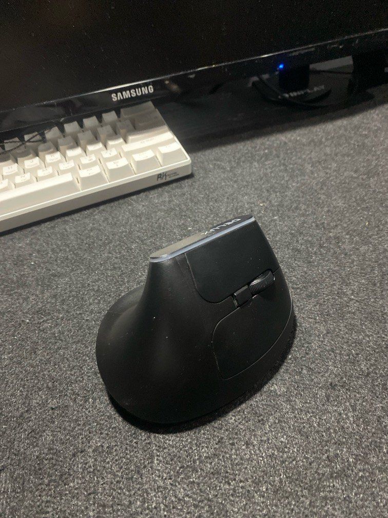 DELUX M618C 2.4hz Wireless (Category: Mouse & Mousepads) located in Antipolo. Submitted by ci4riel (Listing ID 1378309966, Image 1). Description: Wireless Vertical Mouse Ergonomic Design 6 Button 1600 Dpi Good for Medium Palm Size Inclusion: 1X M618C Wireless Vertical Mouse 1X 2.4Hz USB Receiver Free AA Battery.