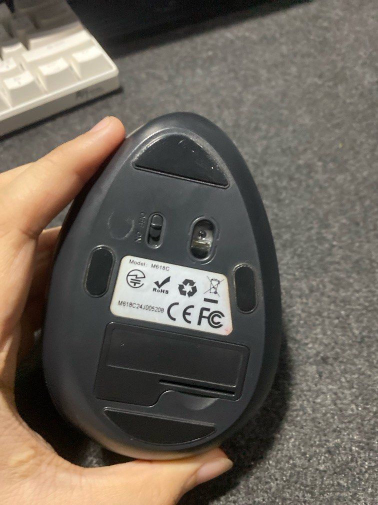 DELUX M618C 2.4hz Wireless (Category: Mouse & Mousepads) located in Antipolo. Submitted by ci4riel (Listing ID 1378309966, Image 2). Description: Wireless Vertical Mouse Ergonomic Design 6 Button 1600 Dpi Good for Medium Palm Size Inclusion: 1X M618C Wireless Vertical Mouse 1X 2.4Hz USB Receiver Free AA Battery.