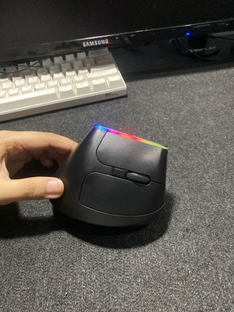 DELUX M618C 2.4hz Wireless (Category: Mouse & Mousepads) located in Antipolo. Submitted by ci4riel (Listing ID 1378309966, Image 3). Description: Wireless Vertical Mouse Ergonomic Design 6 Button 1600 Dpi Good for Medium Palm Size Inclusion: 1X M618C Wireless Vertical Mouse 1X 2.4Hz USB Receiver Free AA Battery.
