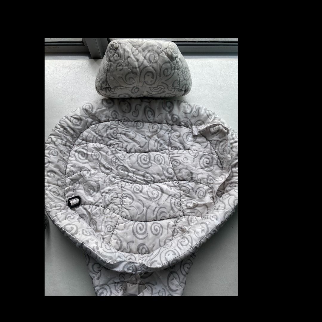 Ergobaby Baby Carrier - Grey with Stars (Category: Carriers & Slings) located in Singapore. Submitted by merontanon0311 (Listing ID 1378164802, Image 3). Description: Comes with cushion and cover - Gently used Ergobaby baby carrier in excellent condition. Features a stylish grey design with star accents. Includes a detachable head support. Comfortable and ergonomic design for both parent and baby. Perfect for carrying your little one safely and s
