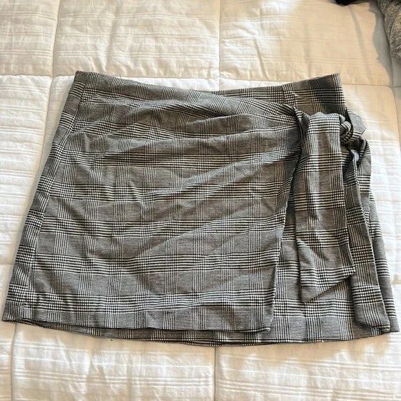 Forever21 Wrap skirt (Category: Skirts) located in Pasig City. Submitted by declutterwithmaria (Listing ID 1378196351, Image 3). Description: Size: SMALL (04) Pre loved, still good as new No issues.