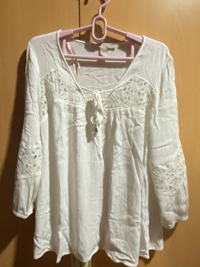 Forever 21 White Blouse (Category: Blouses) located in Makati City. Submitted by declutterteacher (Listing ID 1378280673, Image 1). Description: .