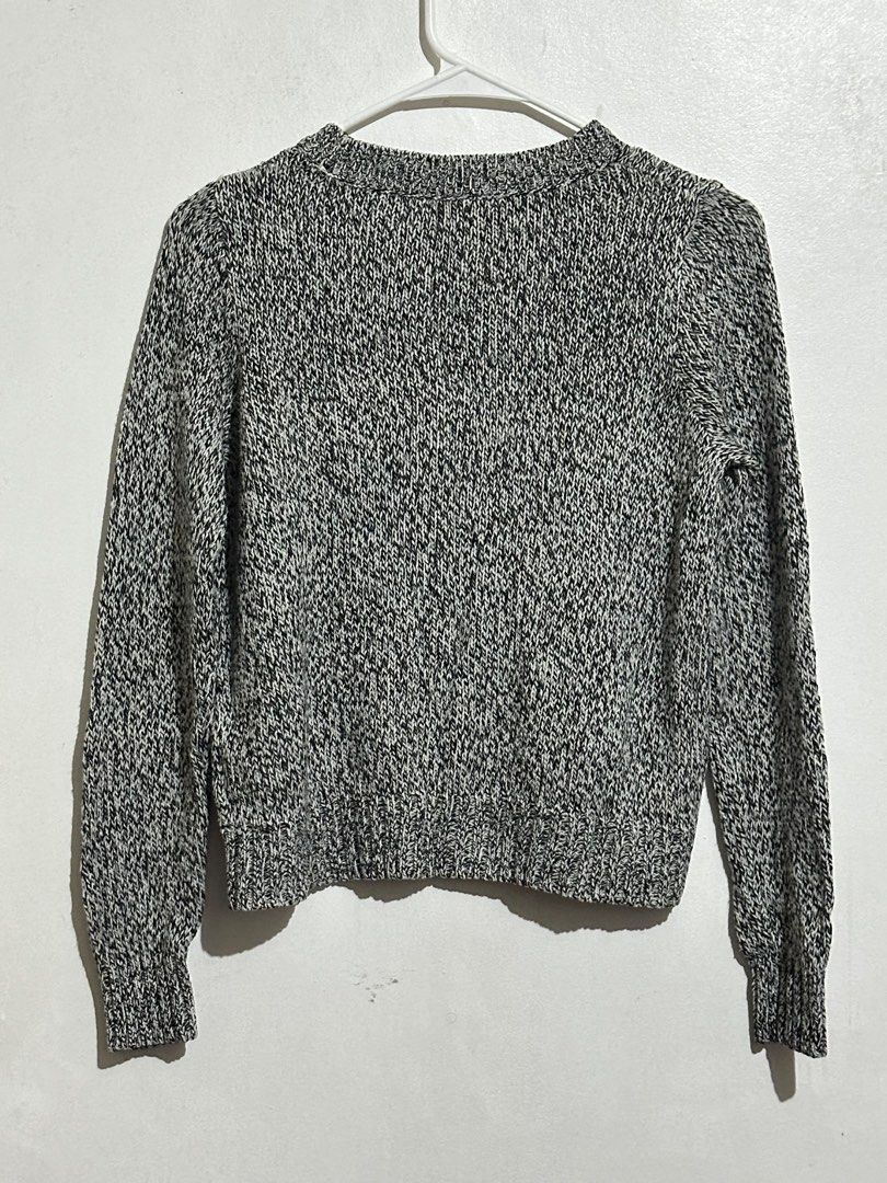 h&m | knitted sweater in black & white (Category: Longsleeves) located in Pasig City. Submitted by sg.bns (Listing ID 1378256898, Image 2). Description: h&m | knitted sweater in black & white ⤷ size: xs ⤷ ₱300 + shipping fee ⤷ loc: pasig city, metro manila.