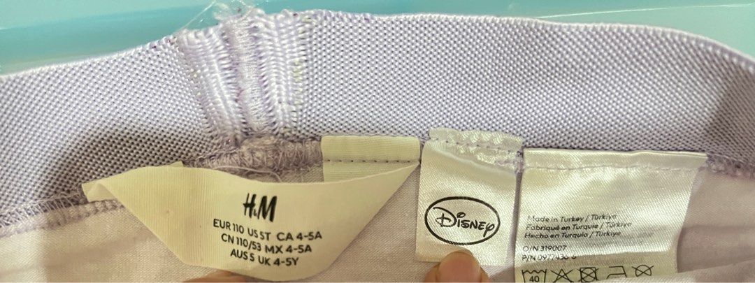 H&M Disney Frozen Leggings Size 4-5 (Category: Babies & Kids Fashion) located in Singapore. Submitted by piyojo (Listing ID 1378194493, Image 3). Description: Adorable H&M leggings featuring Anna and Elsa from Disney's Frozen. Size 4-5 years. Made in Turkey. The leggings have a sparkly waistband and a lovely purple gradient design. Perfect for any Frozen fan! Can meet up and sight the leggings before release cash payment on the spot. Strictly no 