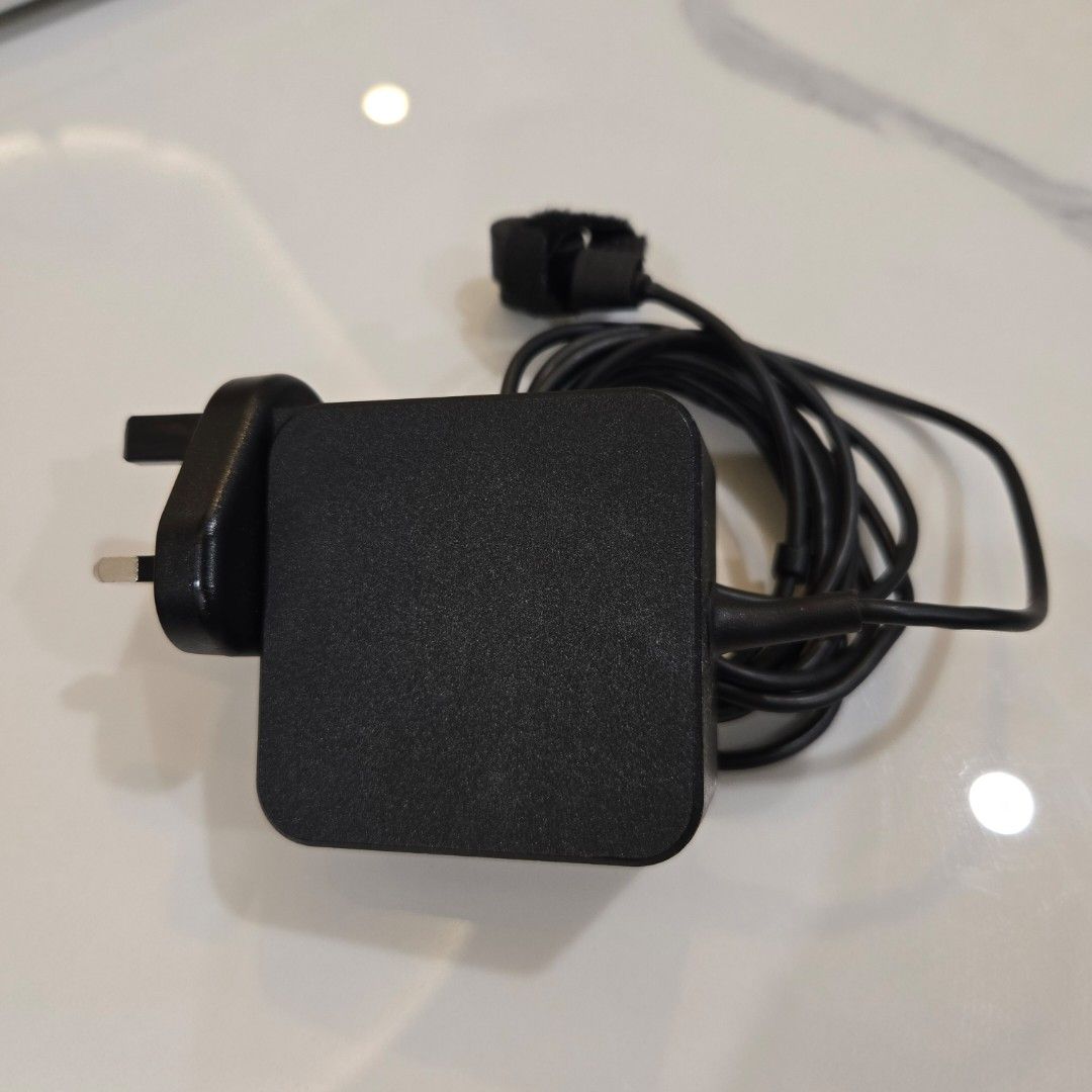 Innergie Laptop Charger with Multiple Tips for Dell & other brand laptops (Category: Chargers) located in Singapore. Submitted by winterella77 (Listing ID 1378267903, Image 1). Description: - Innergie laptop charger - Includes charger and multiple tips - Compatible with various laptop models - Excellent condition - Ideal for replacement or spare use I used it for my Dell laptop. Selling as I changed laptop..