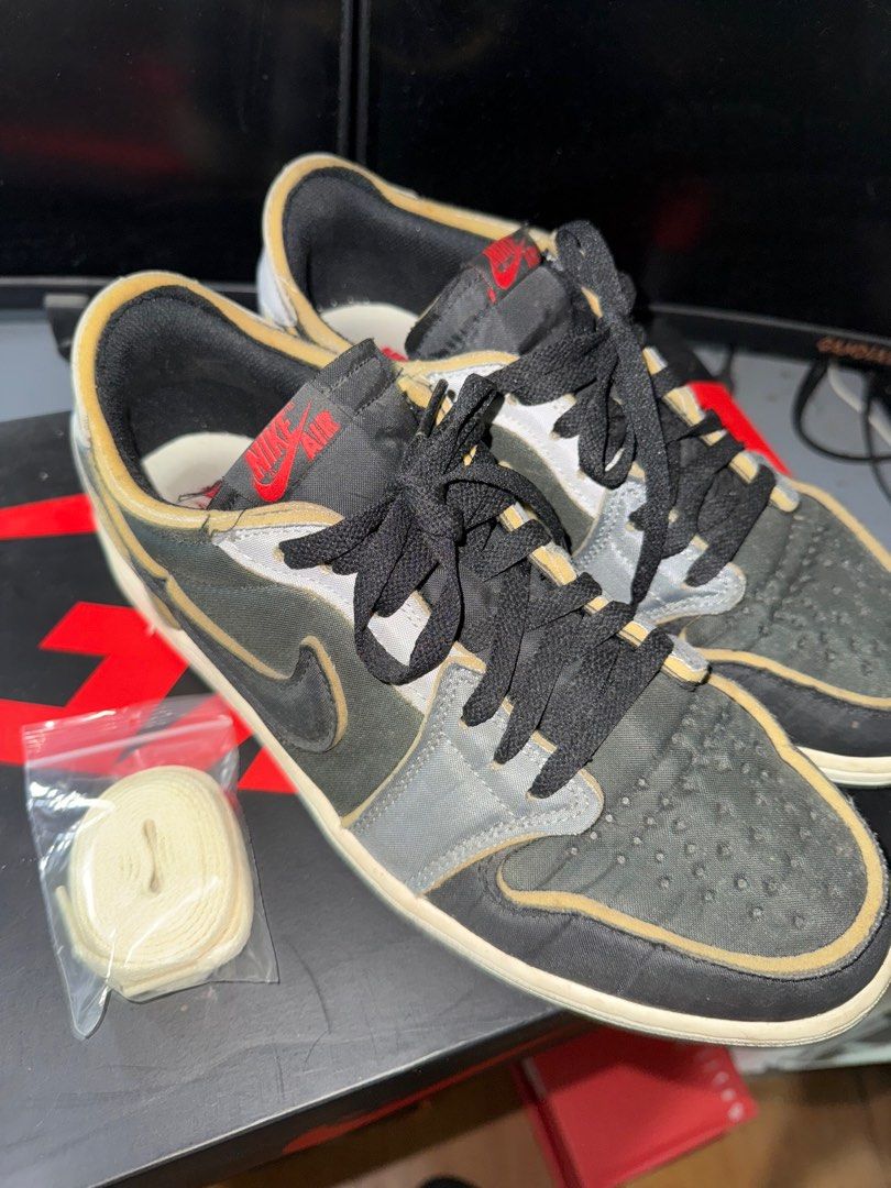Jordan 1 Low OG EX Black Smoke Grey (Category: Sneakers) located in Manila. Submitted by timokschickenpalabok (Listing ID 1378266618, Image 3). Description: Hindi ko na ginagamit almost a year na and hindi ko na rin nilinis kase pag nilinis ko baka magka damage hindi kase ako marunong pag dating sa shoes 😅 nagamit ko siya sa iilang occasions lang. .