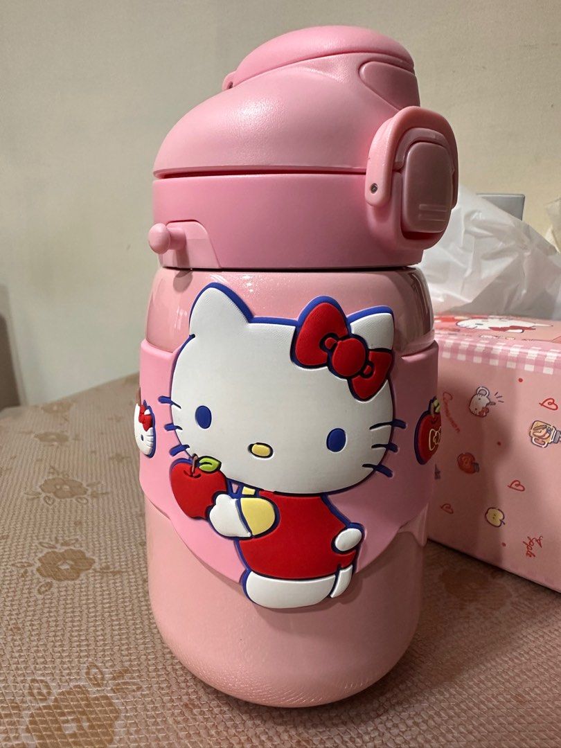 由 sweet52326 (刊登 ID 1378163897，圖片 1) 提交，位於 新北市 (New Taipei) 的 Kitty兒童水壺 (類別：其他外出用品)，說明：商品全新 外盒角角有些許凹痕 不介意者再下單。
