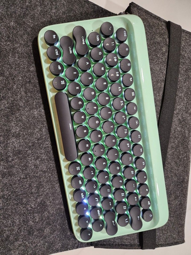 Loffree DOT bluetooth mechanical keyboard in mint (Category: Computer Keyboard) located in Singapore. Submitted by zab_bar_lang (Listing ID 1378291976, Image 2). Description: Loffree DOT bluetooth mechanical keyboard in mint. blue switches. With backlit lighting and compatible for Mac and Windows. Comes with pouch, charging cable and instructions (in Chinese).