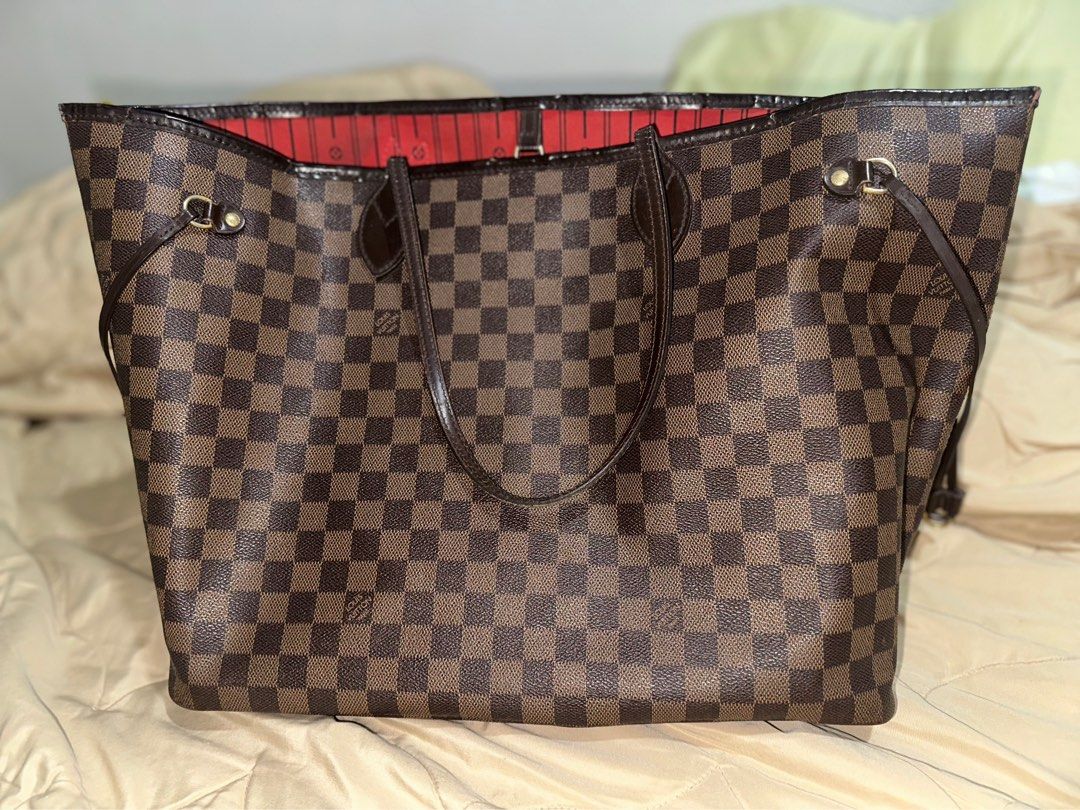 LOUIS VUITTON GM NEVERFULL (Category: Luxury Bags & Wallets) located in Manila. Submitted by gr8brands4less (Listing ID 1319812542, Image 1). Description: HOLIDAY SALE ‼️‼️‼️ GUARANTEED AUTHENTIC Well used. Piping has cracks. No holes on edges. Signs of use on body. Tolerable. Still good as work bag. RFS: collecting dust 🥹 For sure buyer, pls. bear with me as I am (working momma) , Mon-Fri delivery time 4pm -8pm. No delivery on Saturdays or Sund