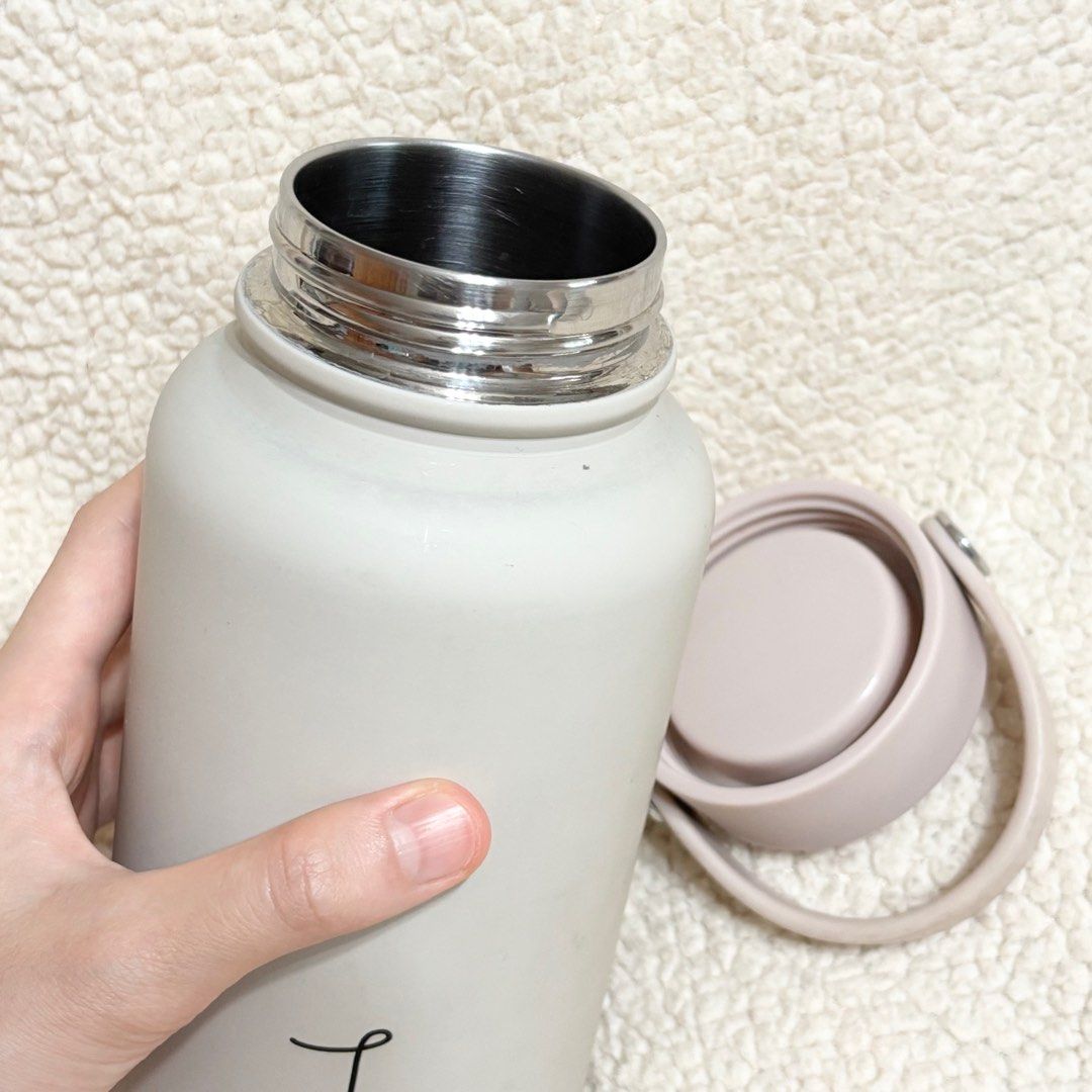 由 selenalinnn (刊登 ID 1378156247，圖片 3) 提交，位於 高雄市 (Kaohsiung) 的 MA‧TSU Mi— 不鏽鋼運動水壺650 ml米白款（專櫃購入） (類別：水杯、水壺)，說明：於高雄巨蛋專櫃加價購入 容量：650 ml 保溫瓶身有輕微使用痕跡，介意者請斟酌下單～ 保溫瓶皆有定期清洗，可以放心使用 想省運費私訊我！（採用7-11寄貨運費38元的方式）。