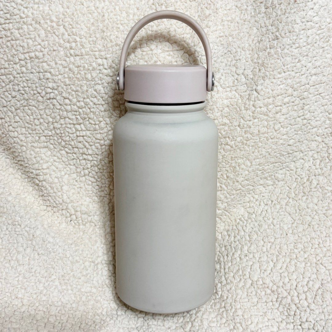 由 selenalinnn (刊登 ID 1378156247，圖片 2) 提交，位於 高雄市 (Kaohsiung) 的 MA‧TSU Mi— 不鏽鋼運動水壺650 ml米白款（專櫃購入） (類別：水杯、水壺)，說明：於高雄巨蛋專櫃加價購入 容量：650 ml 保溫瓶身有輕微使用痕跡，介意者請斟酌下單～ 保溫瓶皆有定期清洗，可以放心使用 想省運費私訊我！（採用7-11寄貨運費38元的方式）。