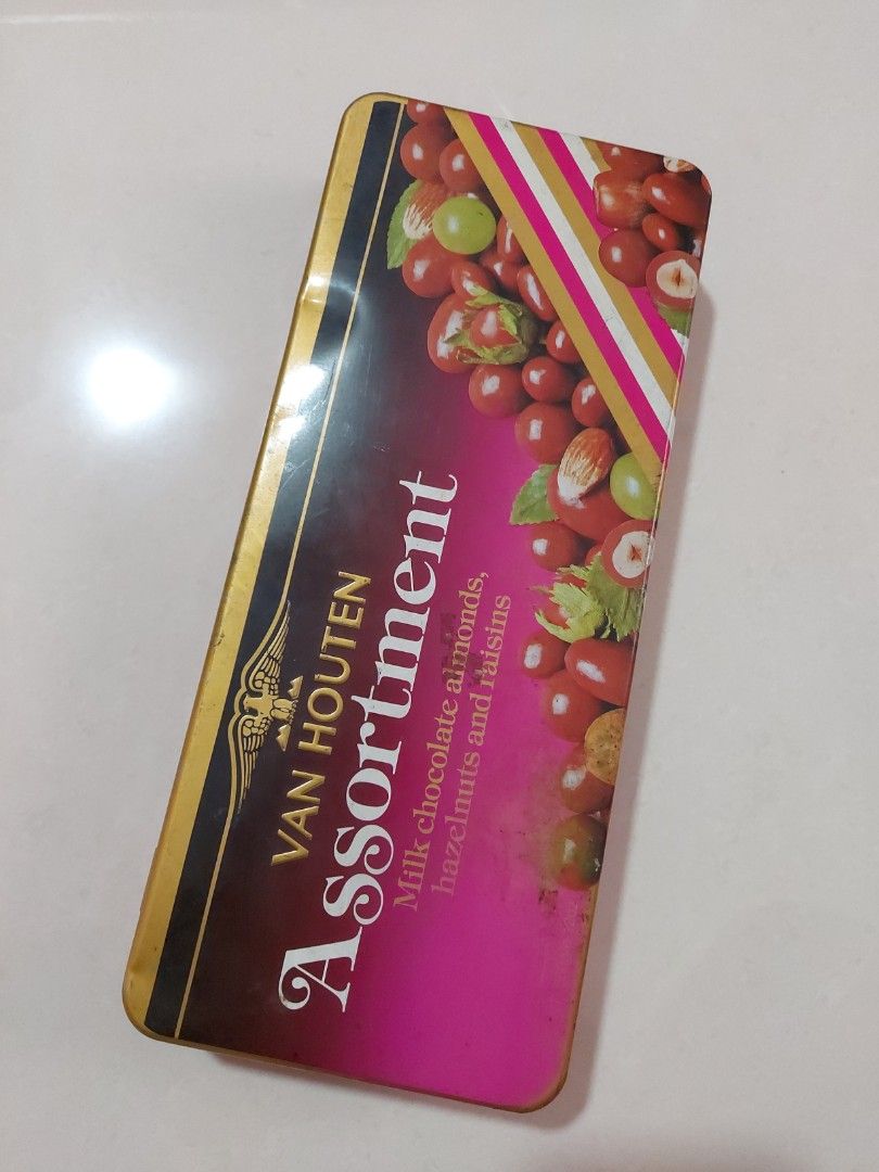 Nostalgic Van Houten Chocolate Tin Box (circa 1980s): Step back in time  with this vintage Van Houten Assortment tin!, Hobbies & Toys, Memorabilia &  Collectibles, Vintage Collectibles on Carousell