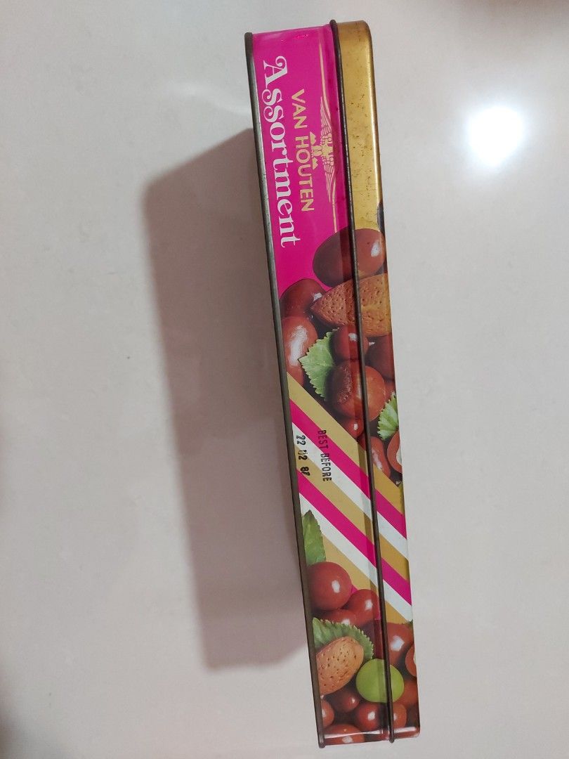 Nostalgic Van Houten Chocolate Tin Box (circa 1980s): Step back in time  with this vintage Van Houten Assortment tin!, Hobbies & Toys, Memorabilia &  Collectibles, Vintage Collectibles on Carousell