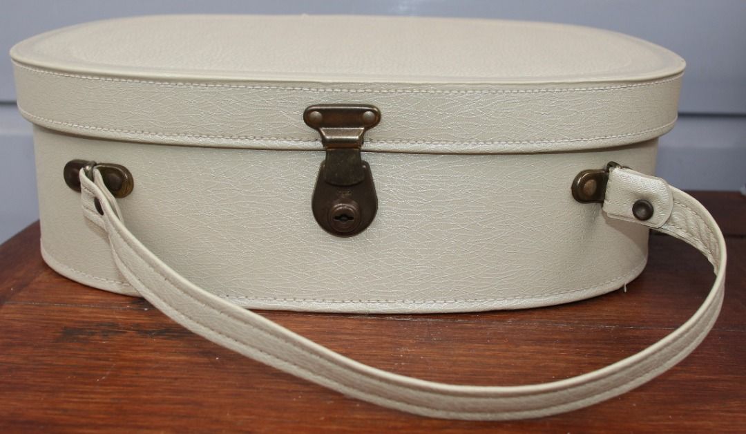 Preloved Vintage Lisabeth Makeup Bag, Overnight Case, Overnight Luggage (Category: Makeup) located in Burnie. Submitted by tasmanianbeauties (Listing ID 1378327467, Image 1). Description: Preloved Vintage Lisabeth Makeup Bag, Overnight Case, Overnight Luggage Visit my website, www.tasmanianbeauties.com.au, for this and other great vintage finds. Paypal and credit card facilities available. Vintage Lisabeth makeup bag, overnight case, overnight lu