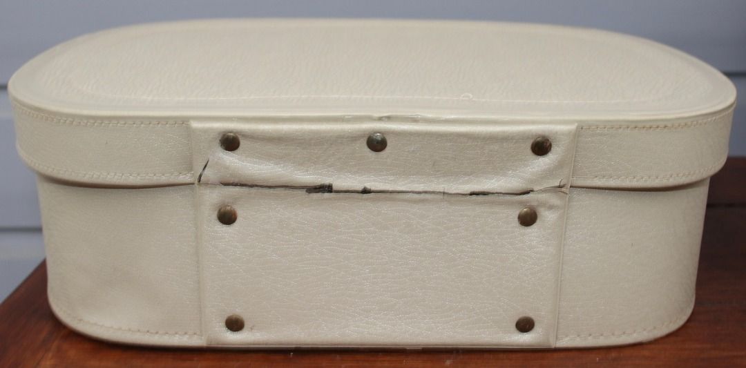 Preloved Vintage Lisabeth Makeup Bag, Overnight Case, Overnight Luggage (Category: Makeup) located in Burnie. Submitted by tasmanianbeauties (Listing ID 1378327467, Image 3). Description: Preloved Vintage Lisabeth Makeup Bag, Overnight Case, Overnight Luggage Visit my website, www.tasmanianbeauties.com.au, for this and other great vintage finds. Paypal and credit card facilities available. Vintage Lisabeth makeup bag, overnight case, overnight lu