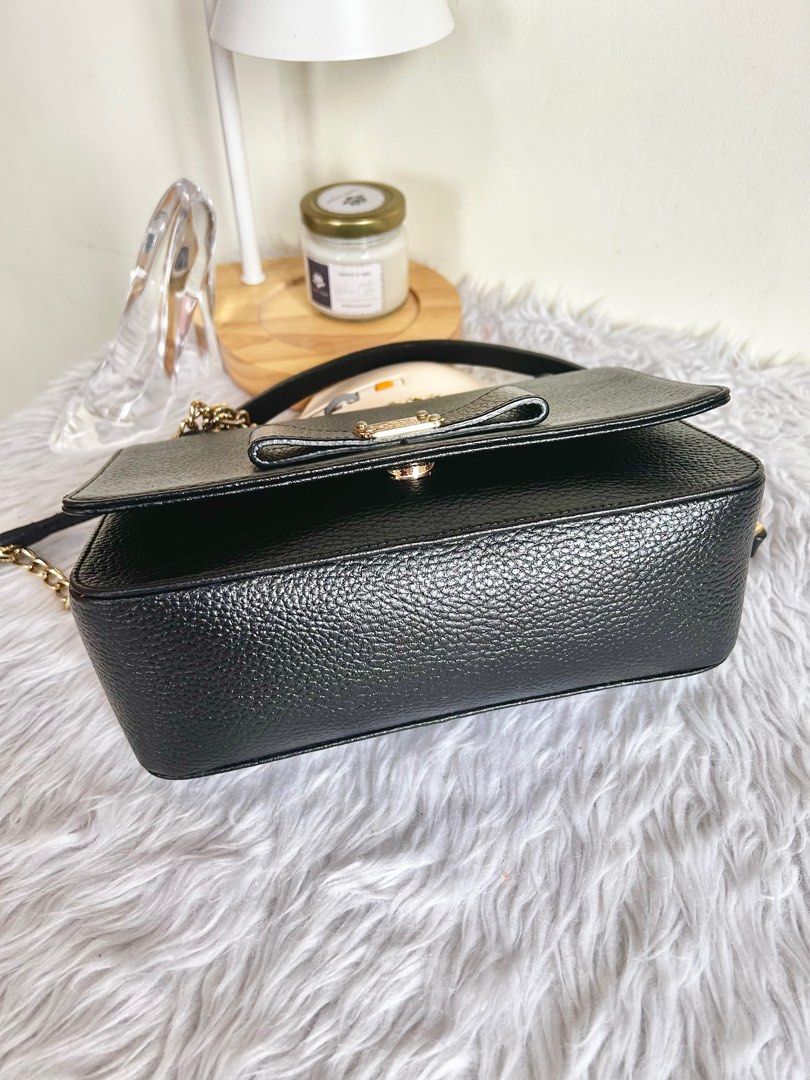 St. Scott London Convertible Sling Bag (Category: Cross-body Bags) located in Taguig. Submitted by clp26 (Listing ID 1378268791, Image 2). Description: Preloved St. Scott London Bag Convertible sling and should bag Black pebbled leather Gold hardware Leather and rubber linings in good condition With visible fadings in hardware L - 9” W - 32” H - 6.5”.