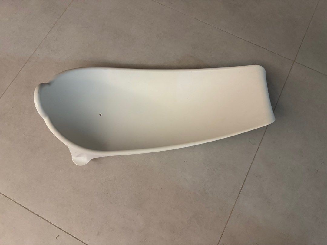 Stokke Flexi Bath Newborn Support (Category: Bathtub & Bath Accessories) located in Singapore. Submitted by phoebe_p (Listing ID 1378330674, Image 3). Description: This Stokke Flexi Bath Newborn Support is designed to fit inside the Stokke Flexi Bath. Suitable for newborns and babies up to 8 months or 8 kg. It mimics the ergonomic support of a steady arm and prevents the baby from slipping out. In good condition..