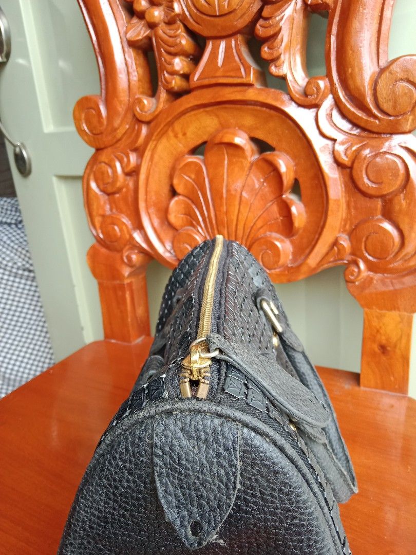Textured (Category: Luxury Bags & Wallets) located in Solano. Submitted by bags_infinity (Listing ID 1378157615, Image 3). Description: clean interior gold hardware, in good condition ✨all items available; updated always if sold ✨vague messages will be ignored: available? hm? location?..etc ✨i send more pictures for details if available 🌱 location: Nueva Vizcaya 🌱 payment method: GoTyme & Maya.