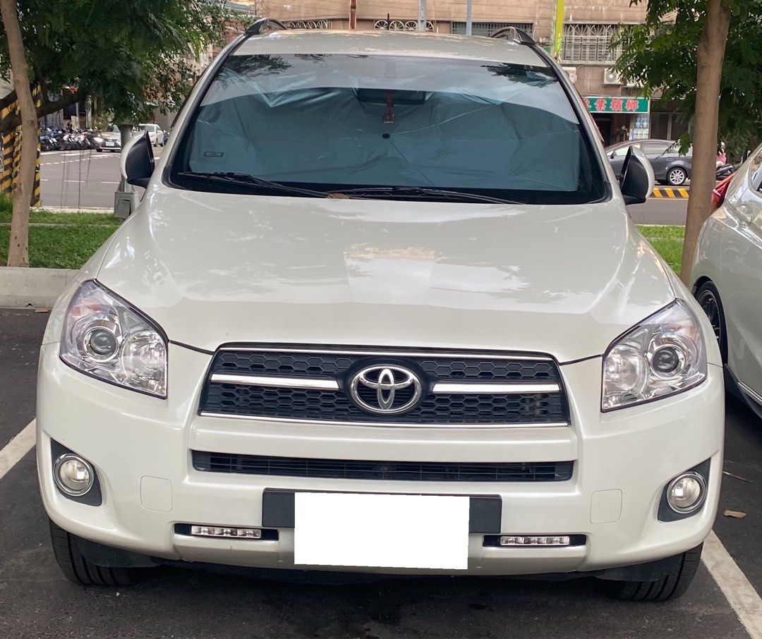 由 pipi1108cc (刊登 ID 1378235526，圖片 1) 提交，位於 台中市 (Taichung) 的 Toyota RAV4 2011款 2.4 E天窗 白色 🔍️售價：12萬 🔍️出廠：2011年 🔍️行駛里程：16萬公里 🔍️乘客數：5門5座 🔍️排氣量：2.4L (類別：汽車出售)，說明：🔍️廠牌型號：Toyota RAV4 2011款 2.4 E天窗 白色 🔍️售價：12萬 🔍️出廠：2011年 🔍️行駛里程：16萬公里 🔍️乘客數：5門5座 🔍️排氣量：2.4L 🔍️引擎燃料：汽油 🔍️驅動方式：2WD 🔍️變速系統：自排 ★重要資訊★ 車輛均有第三方認證 ⭕️專業鑑定⭕️合格認證 ⭕️檢定報告⭕️一覽無疑 📣便宜賣🚫無事故🚫無泡水🚫無待修 提供💯完整第三方認證合格檢驗報告 保證✅實車實價✅車況透明✅安心購車 ★提供車況原始表 ★車況與認證表不符，退車並全額退費 ◎歡迎私訊預約賞車◎ ★早上10點到晚上18點 ★Line 