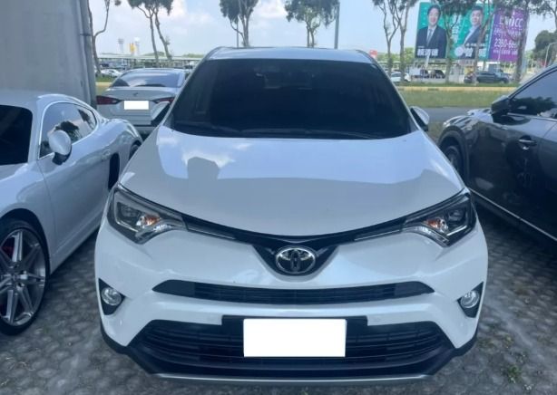 由 yan_xiu (刊登 ID 1378184807，圖片 1) 提交，位於 台中市 (Taichung) 的 Toyota RAV4 2016款 白色 (類別：汽車出售)，說明：🎶顏色：白色 🎶排氣量：2.0L 🎶出廠：2016 🎶行駛里程：9萬公里 循跡系統 Keyless免匙系統 煞車輔助系統 防盜系統 安全氣囊 中控鎖 ABS防鎖死 👍最有公信力的認證 👍車況與認證表不符 , 退車並全額退費 👍車況及里程公開化 👍檢定報告 🧸因車價划算、車況認證，詢問人數多，請提前預約看車 🎀我也可為您尋車!告訴我您的需求與預算，讓我為您圓夢 ✅可分期 ✅可貸款✅車換車 🎀貸款配合/協助分期 ⚠️車商販售 非自售 請車行勿擾⚠️ 🉑全台北中南皆有服務據點 歡迎私訊預約賞車 🎊請提前私訊預約賞車 🎊請提前私訊預約賞車 🎊請提前私訊預約賞車 全廠認證車 車商勿擾 滿小姐:0️⃣9️⃣0️⃣5️⃣3️⃣6️⃣1️⃣0️⃣5️⃣5️⃣。