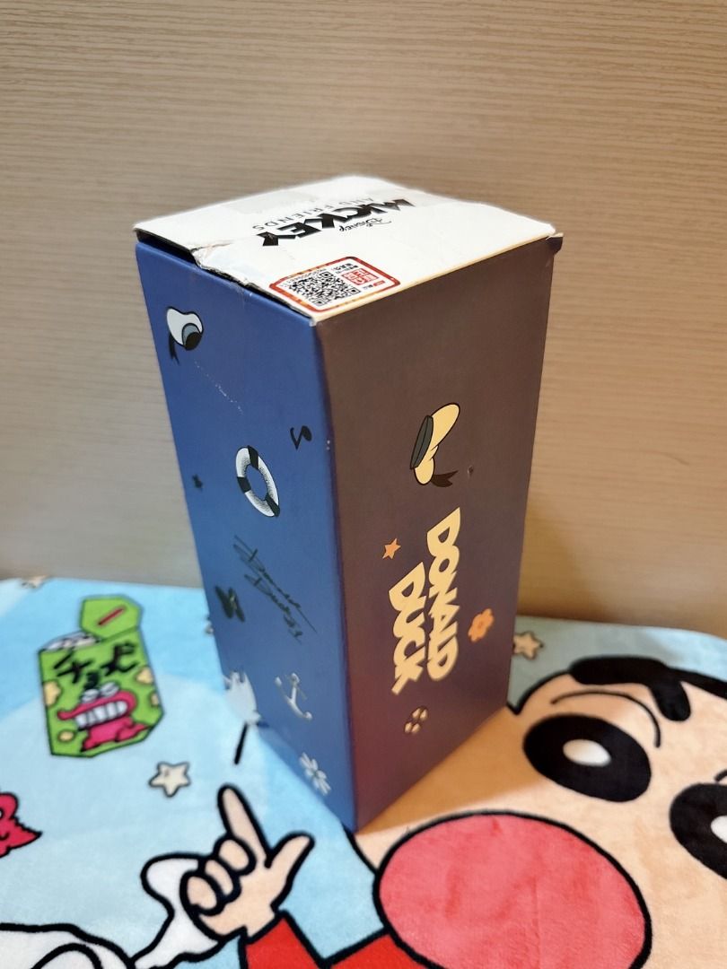 由 jjz861 (刊登 ID 1378239500，圖片 2) 提交，位於 彰化縣 (Changhua) 的 💖【迪士尼正版】唐老鴨造型吸管水壺｜Tritan材質｜附背帶｜530ml 隨行水杯｜💖 (類別：其他外出用品)，說明：全新 可愛爆棚的唐老鴨💜陪你一起補水！這款迪士尼授權的「唐老鴨 Tritan吸管水壺」，搭配530ml大容量、輕巧可背的設計💗，不論💚上學、💙出遊、🧡辦公都實用又吸睛。Tritan材質不含雙酚A，耐熱可達90°C，安全無異味。 🌟特色介紹 ✅ 附專屬背帶，外出攜帶超方便 ✅ 可愛唐老鴨角色圖案，讓你天天好心情 ✅ 一鍵彈蓋設計，輕鬆飲水不卡手 ✅ 迪士尼正版，收藏&送禮兩相宜！ ✅ 正版授權：迪士尼官方授權，品質保證 ✅ 大容量設計：530ml，適合兒童與大人日常使用 ✅ 安全材質：採用Tritan與PP材質，不含BPA，安全耐用 ✅ 可愛造型：唐老鴨俏皮可愛，深受大人小孩喜愛 ✅ 便攜背帶：附贈唐老鴨吊繩，出門更便利 #迪士尼正版 #唐老鴨水壺