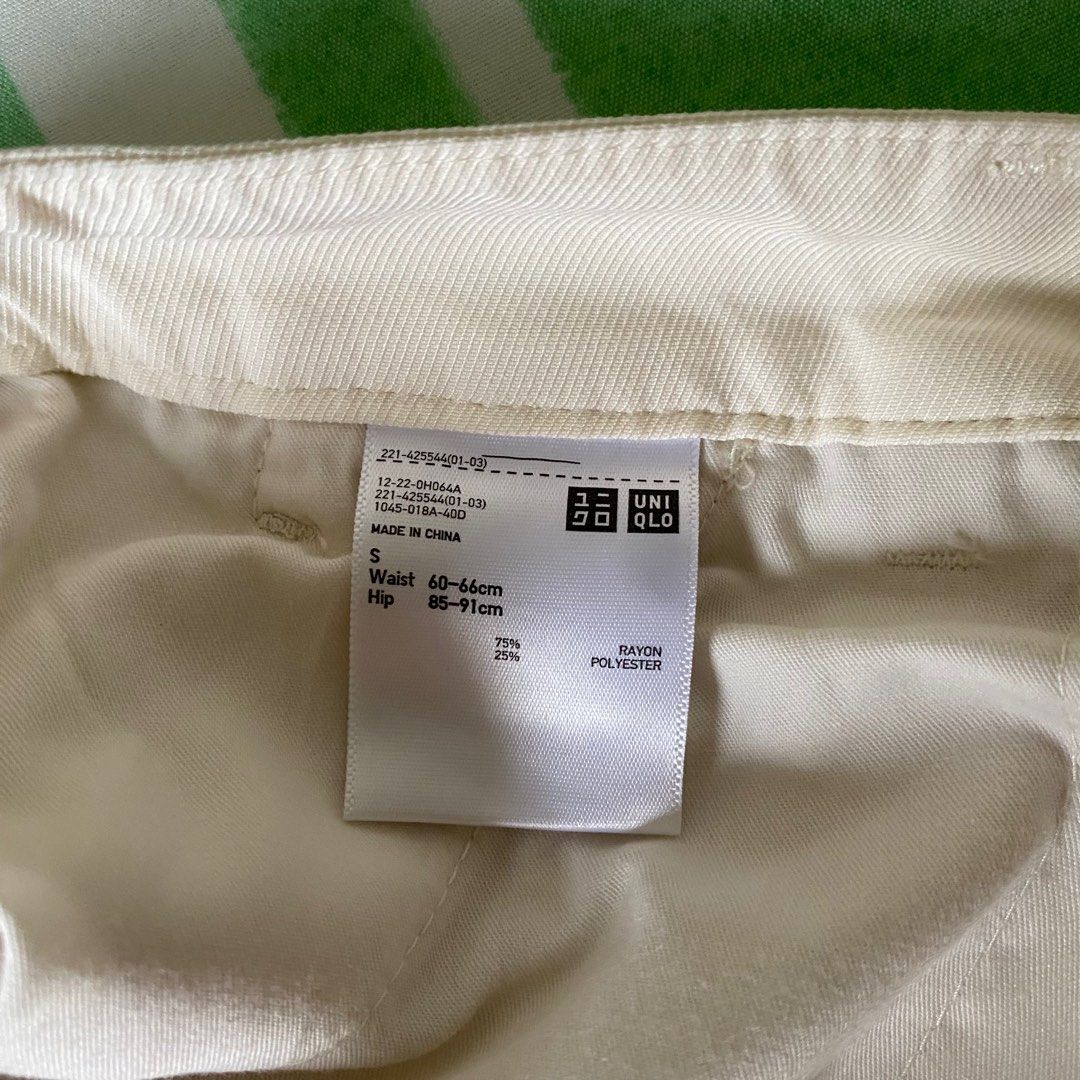Uniqlo Cargo Jogger Pants (Category: Jeans) located in Imus. Submitted by patdeclutter (Listing ID 1378202841, Image 3). Description: - php 350 + sf - size s - has some stains (can be washed) - mop: gcash.